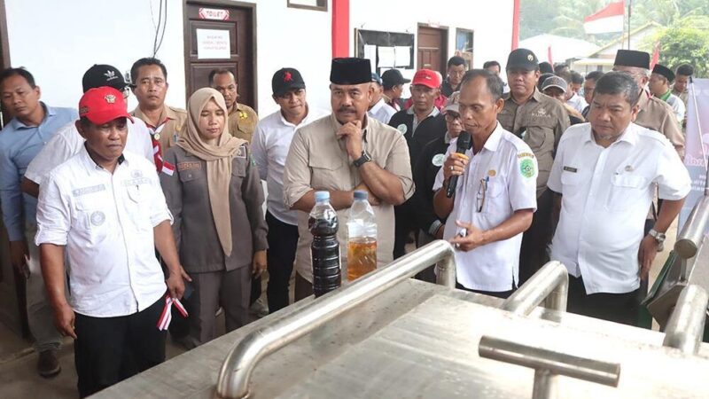 Bupati Kukar, Edi Damansyah bersama Ketua DPRD Kukar Sementara Farida melakukan kunjungan kerja
