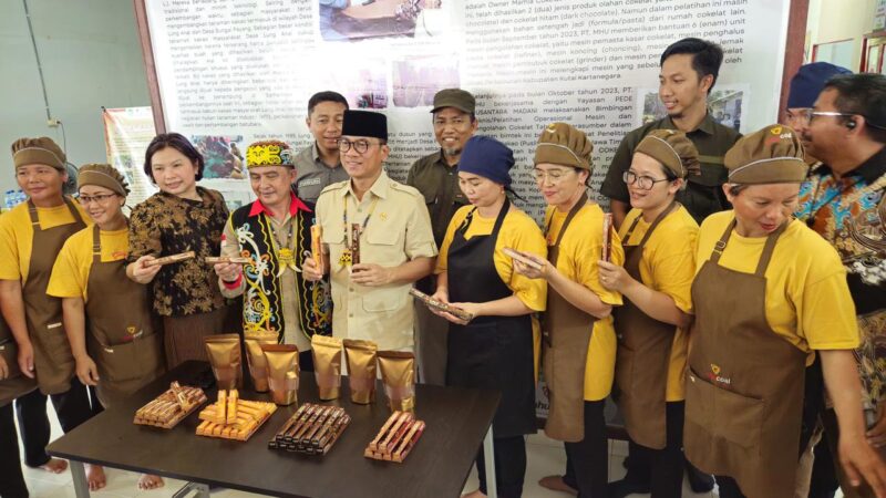 Menteri Desa dan Pembangunan Daerah Tertinggal, Yandri Susanto, mengunjungi Rumah Cokelat Lung Anai