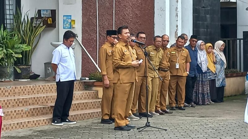 Sekda Kukar, Sungkono memimpin apel pagi di Dinas Perkebunan Kukar