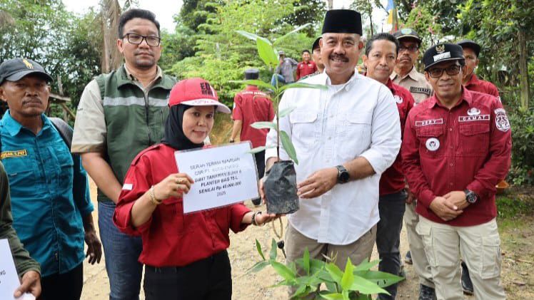 Bupati Kutai Kartanegara Edi Damansyah menghadiri panen jagung hibrida di Kecamatan Loa Janan