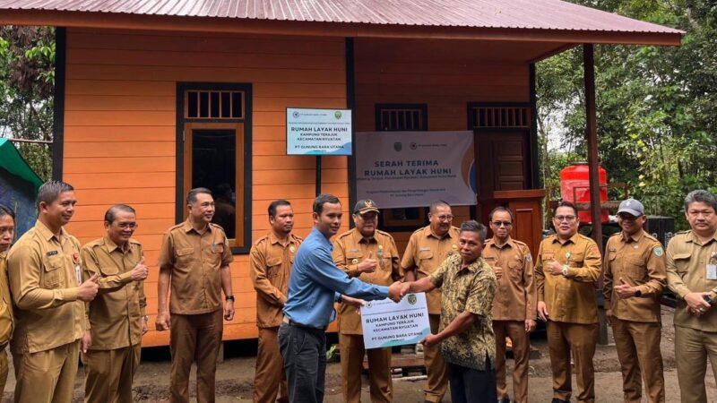 Penyerahan satu unit rumah bagi warga Kutai Barat