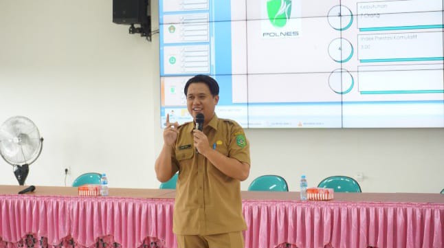 Kabag Kesra Setkab Kukar, Dendy Irwan Fahriza memberikan sambutan dalam Rapat pembahasan Safari Subuh dan Safari Ramadan