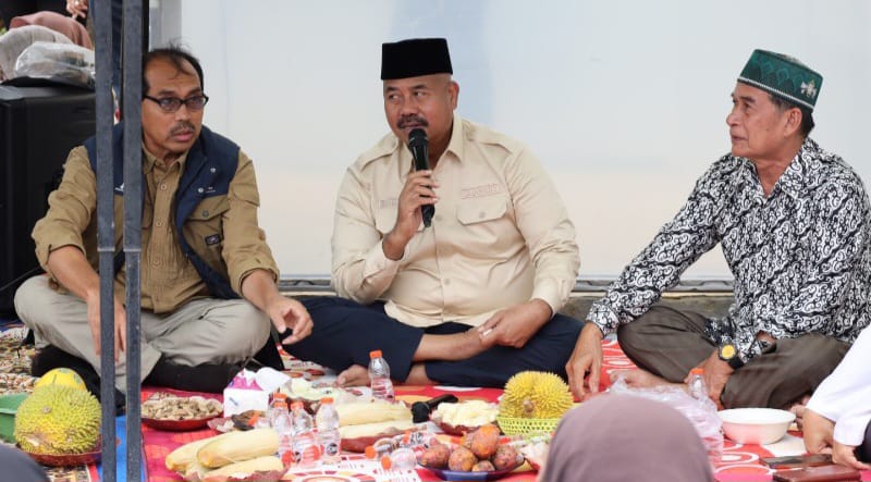 Bupati Kukar, Edi Damansyah saat berdiskusi bersama warga Rapak Lambur