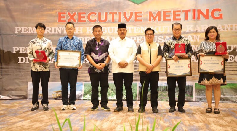 Penyerahan penghargaan dari Kementerian dan Hilirisasi/BKPM dan Penghargaan dari Bupati Kukar 