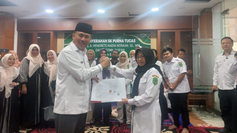 Penyerahan SK Purna Tugas Kabag Perencanaan dan Keuangan Setdakab Kukar