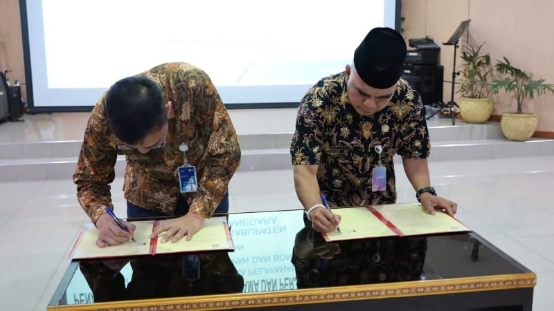 Penandatanganan bersama antara Pemkab Kukar dan PLN