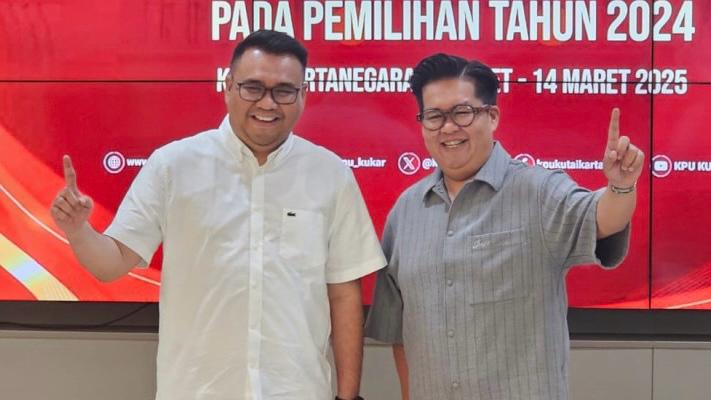 Aulia Rahman Basri didampingi Rendi Solihin saat melakukan pemeriksaan kesehatan