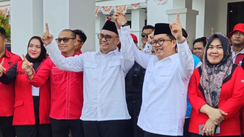 Aulia Rahman Basri dan Rendi Solihin usai mendaftar ke KPU Kutai Kartanegara
