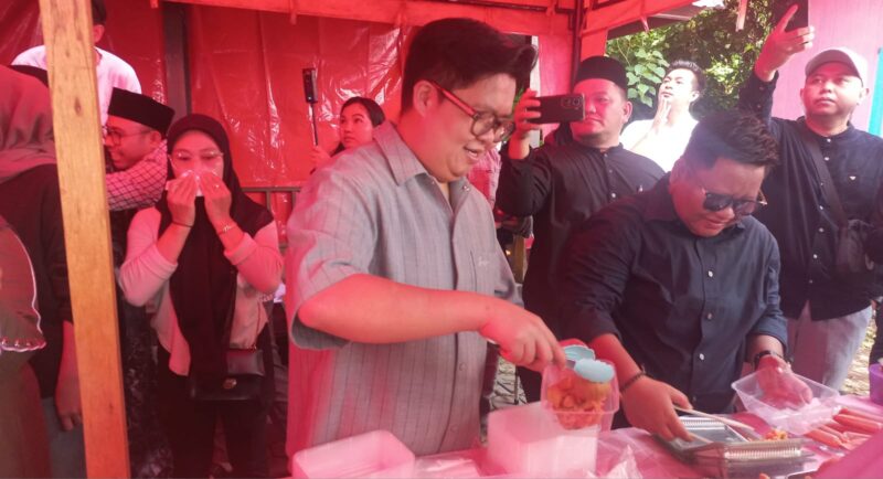 Wakil Bupati Kukar, Rendi Solihin di salah satu stan UMKM 