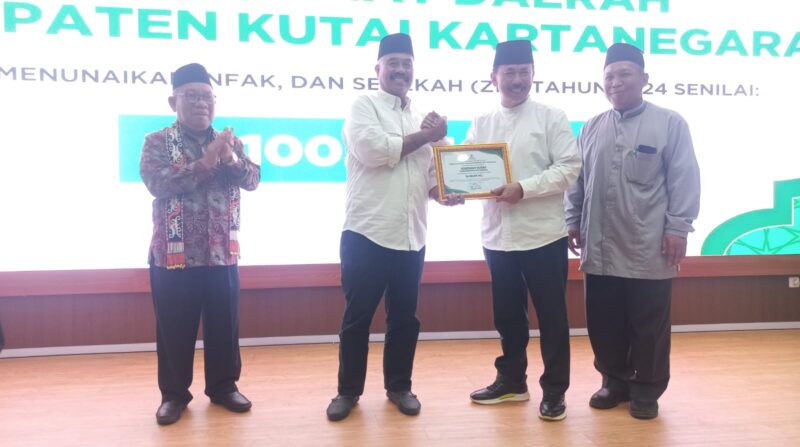 Pemberian penghargaan oleh Bupati Kukar, Edi Damansyah kepada Muzzaki