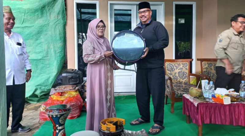 Penyerahan perlengkapan hafsian. bagi Majelis Taklim Kelurahan Mangkurawang