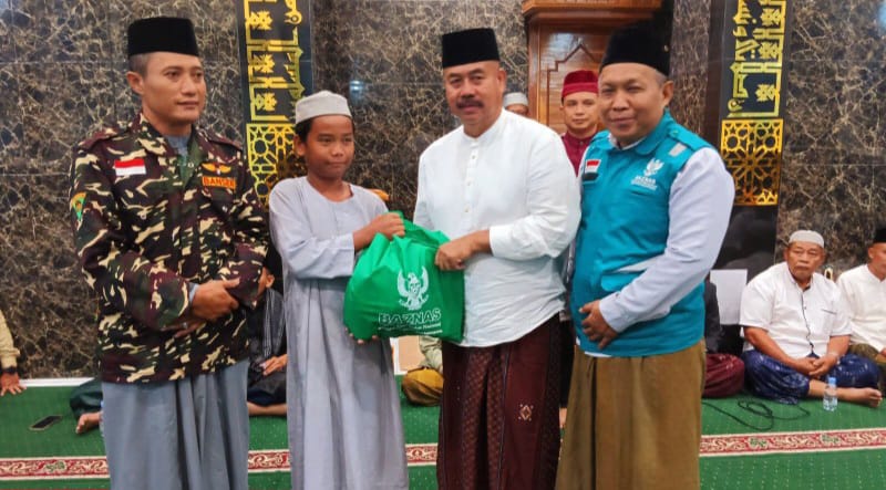 Bupati Kukar, Edi Damansyah serahkan bantuan