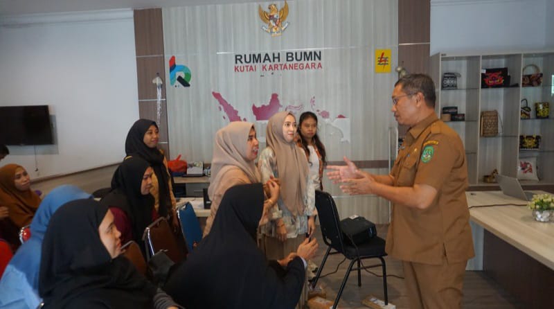 Asisten III Setkab Kukar,  menyerahkan sertifikat halal bagi UMKM