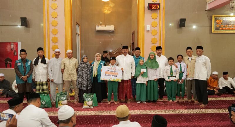 Penyerahan bantuan sosial oleh Bupati Kukar, Edi Damansyah