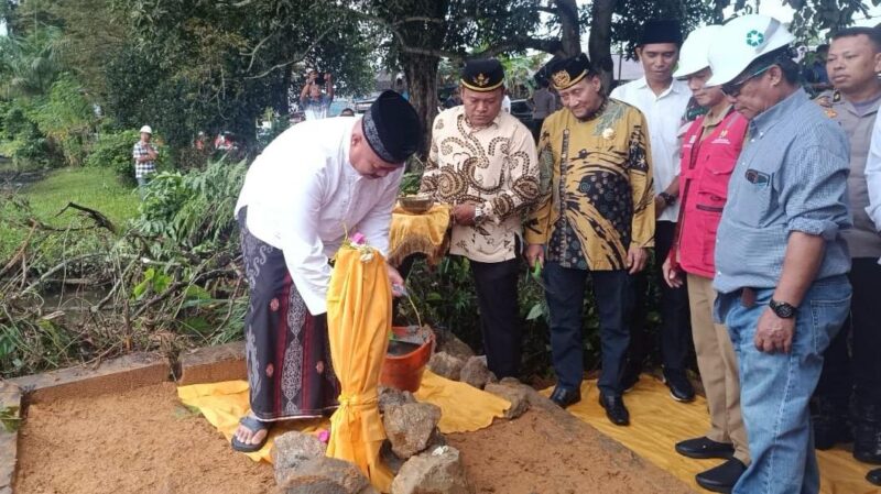 Bupati Kukar, Edi Damansyah melakukan peletakan batu pertama pembangunan jembatan baru di Sungai Tenggarong