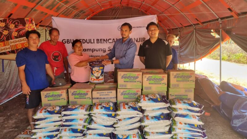 Penyerahan bantuan kepada korban banjir di Kutai Barat