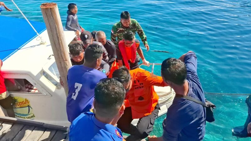 Evakuasi jenazah penyelam yang meninggal dunia di Pulau Kakaban (SAR Balikpapan)