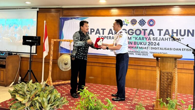 Penyerahan cendera mata oleh Ketua Koperasi TKBM Karya Sejahtera saat pembukaan Rapat Anggota Tahunan