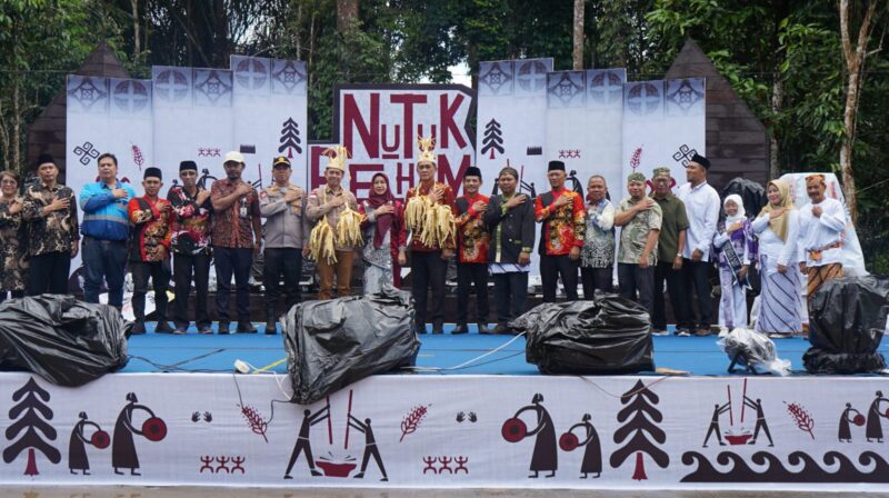 Pembukaan Festival Kutai Adat Lawas Nutuk Beham di Desa Kedang Ipil