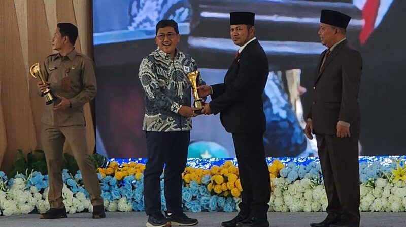 Penyerahan penghargaan PROPER Daerah Emas kepada PT MHU oleh Gubernur Kaltim