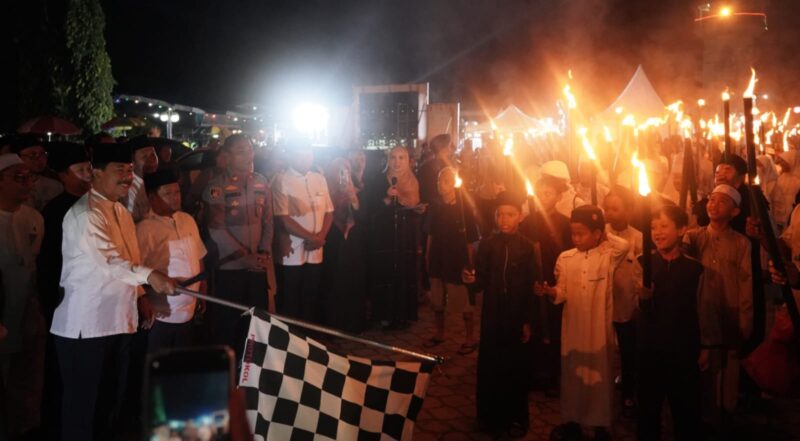 Sekda Kukar melepas peserta Pawai Obor dalam rangka peringatan Tahun Baru Islam