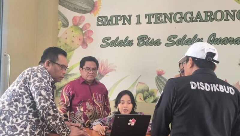 Kepala Disdikbud Kukar, Thauhid Afrilian Noor  meninjau pelaksanaan PPDB di sejumlah sekolah
