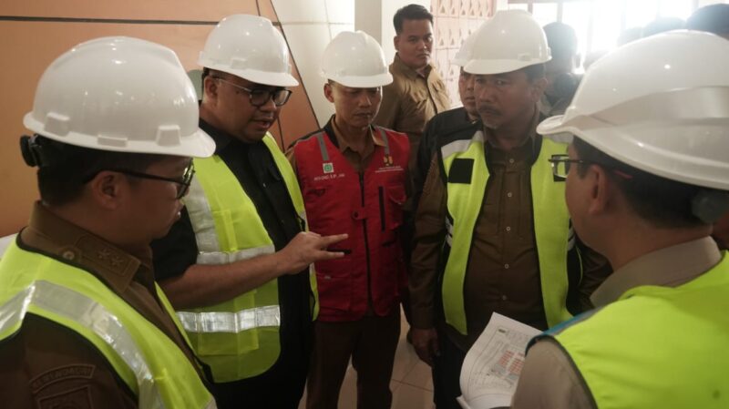 Bupati dan Wakil Bupati Kukar Aulia Rahman Basri dan Rendi Solihin meninjau pembangunan Pasar Tangga Arung