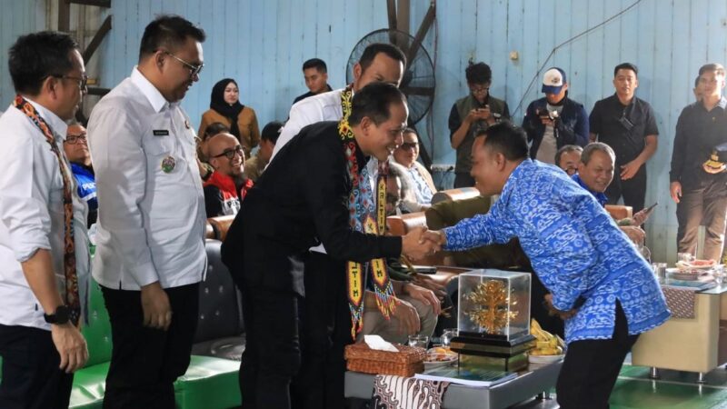 Ketua Pokdarwis Desa Pela, Alimin menyambut kehadiran Menteri LHK RI, Hanif Faisal Nurofiq