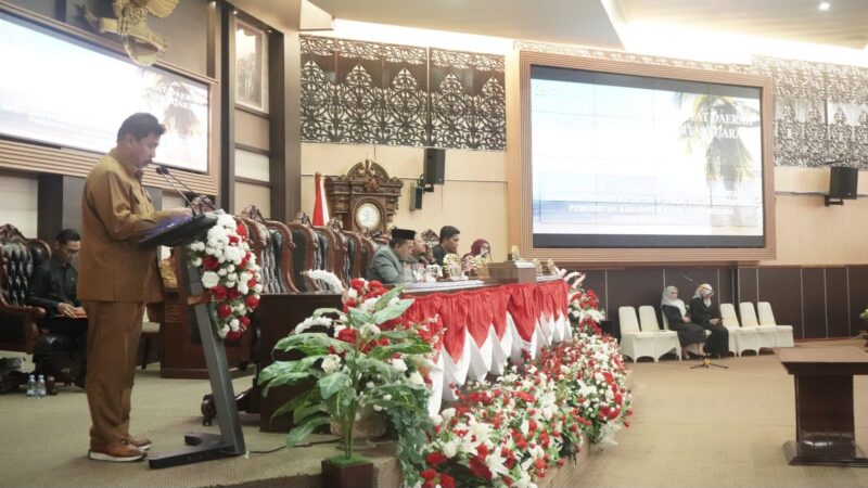 Sekda Kukar, Sunggono saat memberikan sambutan dalam Rapat Paripurna DPRD Kukar