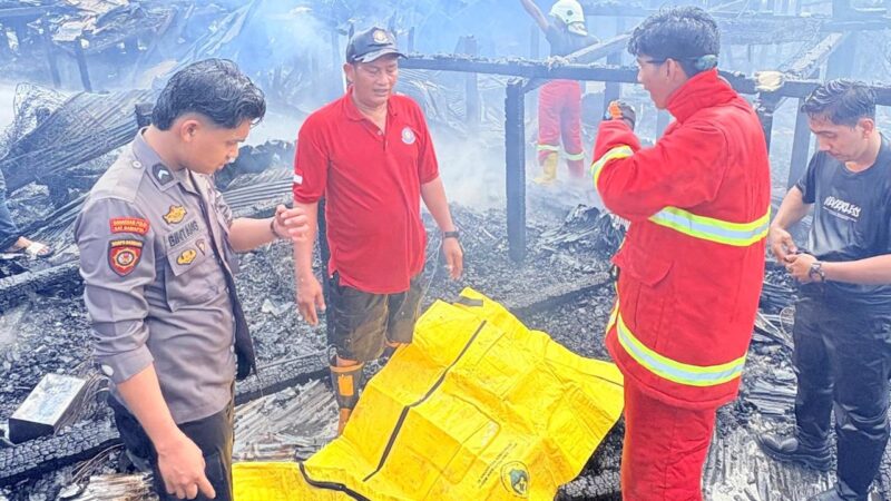 Proses evakuasi korban kebakaran (Disdamkarmatan Kukar)