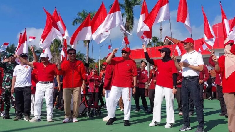 Bupati Kukar, Aulia Rahman Basri dalam seremonial pembagian bendera merah putih