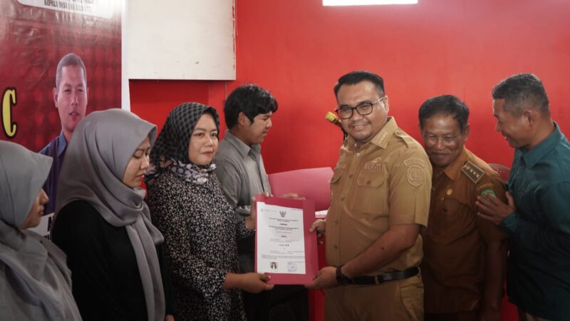 Bupati Kukar, Aulia Rahman Basri menyerahkan Ijjazah bagi peserta didik program kesetaraan dari PKBM Puteri Karang Melenu