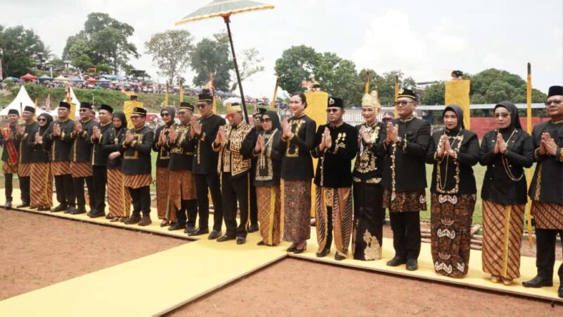 Para pejabat yang menghadiri acara pembukaan Festival Erau Adat Kutai 2025
