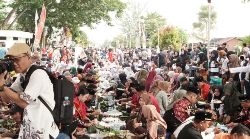 Kemeriahan Beseprah dalam rangkaian Festival Erau Adat Kutai 2025