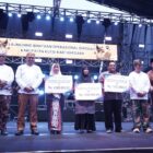 Penyerahan bantuan seragam sekolah gratis secara simbolis