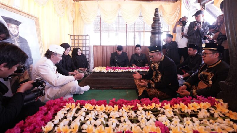 Suasana ziarah ke Makam Sultan Aji Imbut dalam rangka peringatan HUT ke-243 Kota Tenggarong
