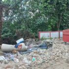 Sampah berserakan yang dibuang tidak di dalam tempatnya
