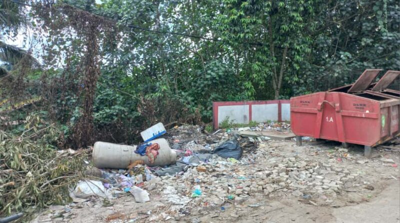 Sampah berserakan yang dibuang tidak di dalam tempatnya