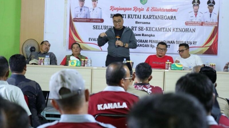 Bupati Kukar, Aulia Rahman Basri saat melakukan pertemuan dengan ketua RT dan kepala Desa di Kecamatan Kenohan