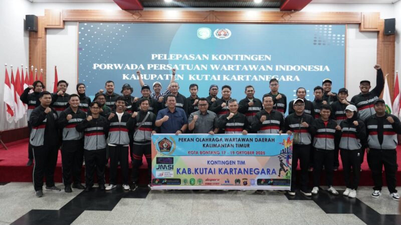 Bupati Kukar Aulia Rahman Basri berfoto bersama kontingen PWI Kukar