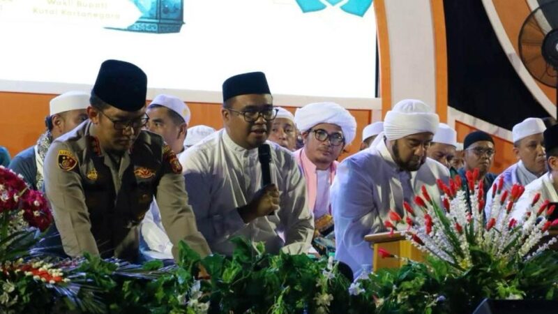 Bupati Kukar, Aulia Rahman Basri saat memberikan sambutan di acara Kukar Bersholawat