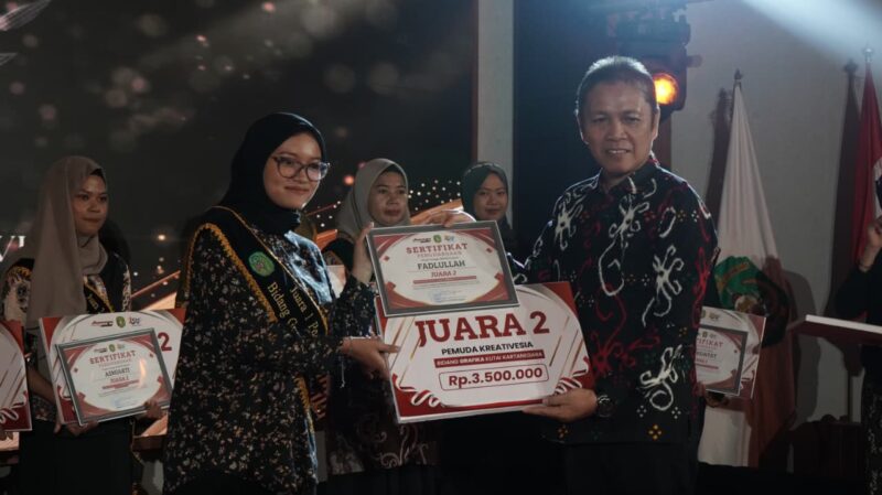 Alfiah Nur Azmi menerima penghargaan dari Dispora Kukar