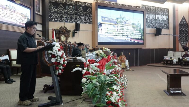 Wakil Bupati KUkar, Rendi Solihin menghadiri Rapat Paripurna DPRD Kukar