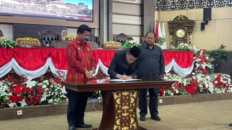 Ketua DPRD Kukar, Ahmad Yani didampingi Wakil Ketua I, Abdul Rasid menandatangani kesepakatan bersama Sekda Kukar, Sunggono (Latif)