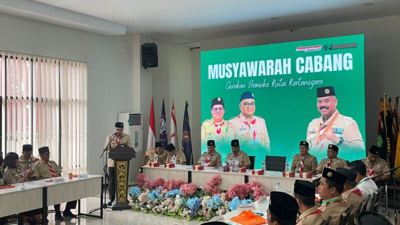 Asisten III Setkab Kukar, Dafip Haryanto saat membacakan sambutan dalam acara Muscab Gerakan Pramuka Kukar Tahun 2025