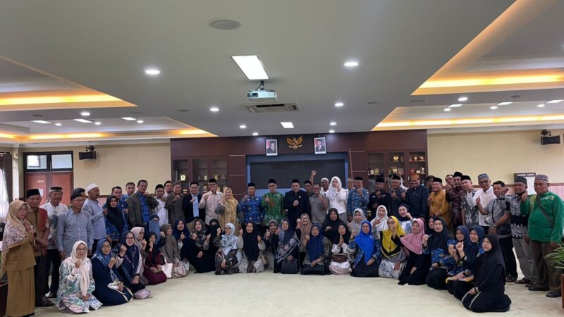 Puluhan calon jemaah haji mendatangi DPRD Kukar (Latif)