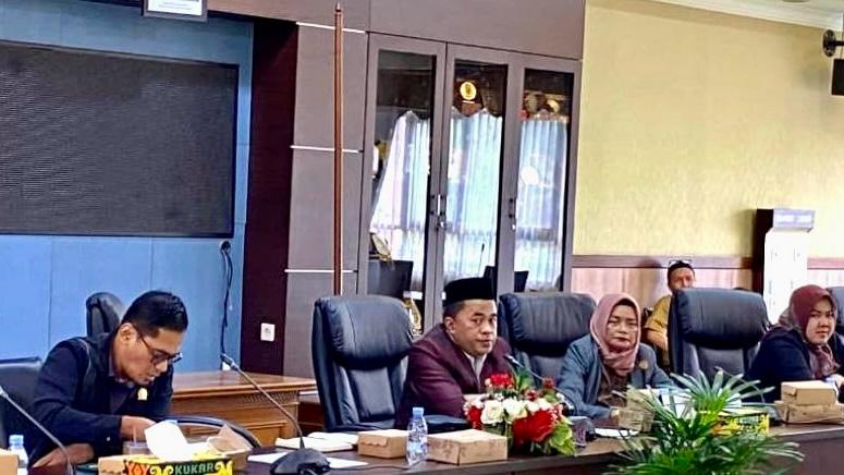 Rapat yang dilaksanakan di Ruang Banmus DPRD Kukar