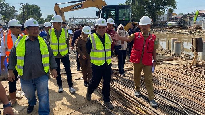 DPRD Kukar meninjau pembangunan jembatan dan taman di kawasan Sungai Tenggarong