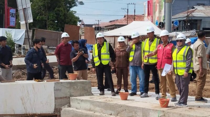 DPRD KUkar, meninjau pembangunan jembatan di Kecamatan Tenggarong