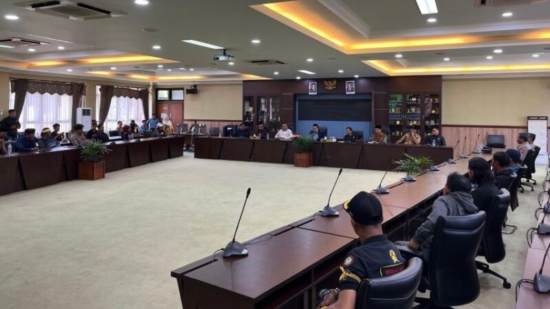 Rapat Dengar Pendapat yang digelar DPRD Kukar bersama warga Desa Jembayan